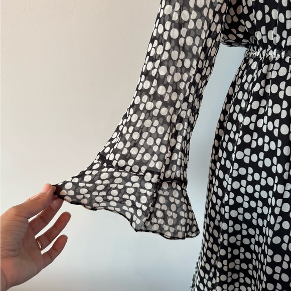 Diane Von Furstenberg Simonia Silk Black and White Ruffled Tiered Dress Size 6 - Picture 3 of 11